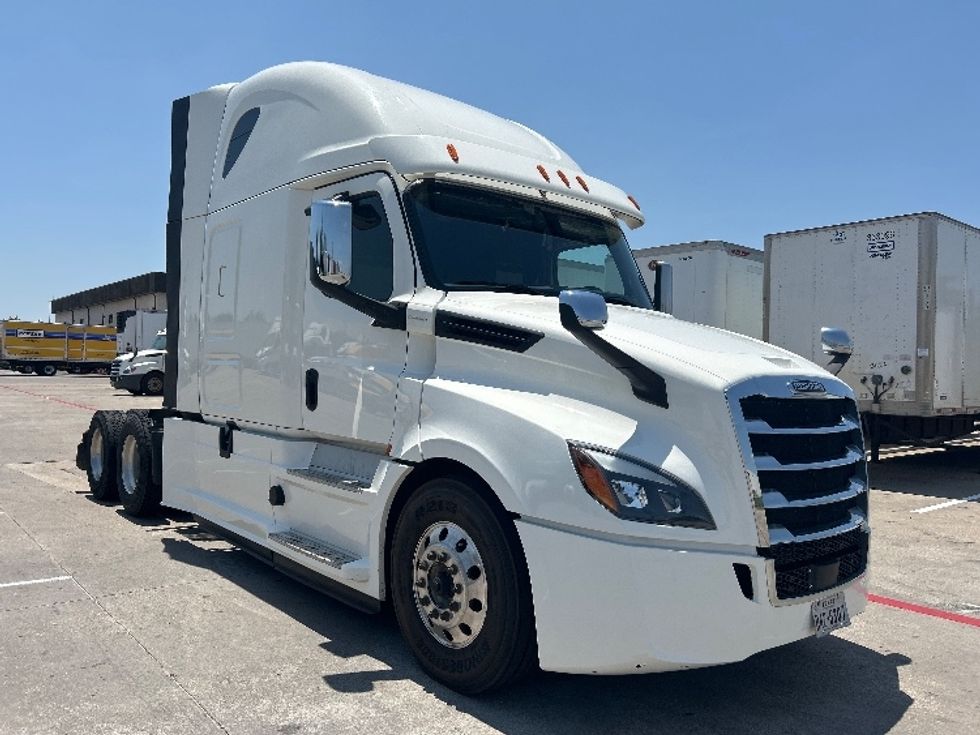 Sleeper Tractor-Heavy Duty Tractors-Freightliner-2020-T12664ST-Carrollton-TX-586,930\n\t\tmiles-$ 63,500 - Image 1