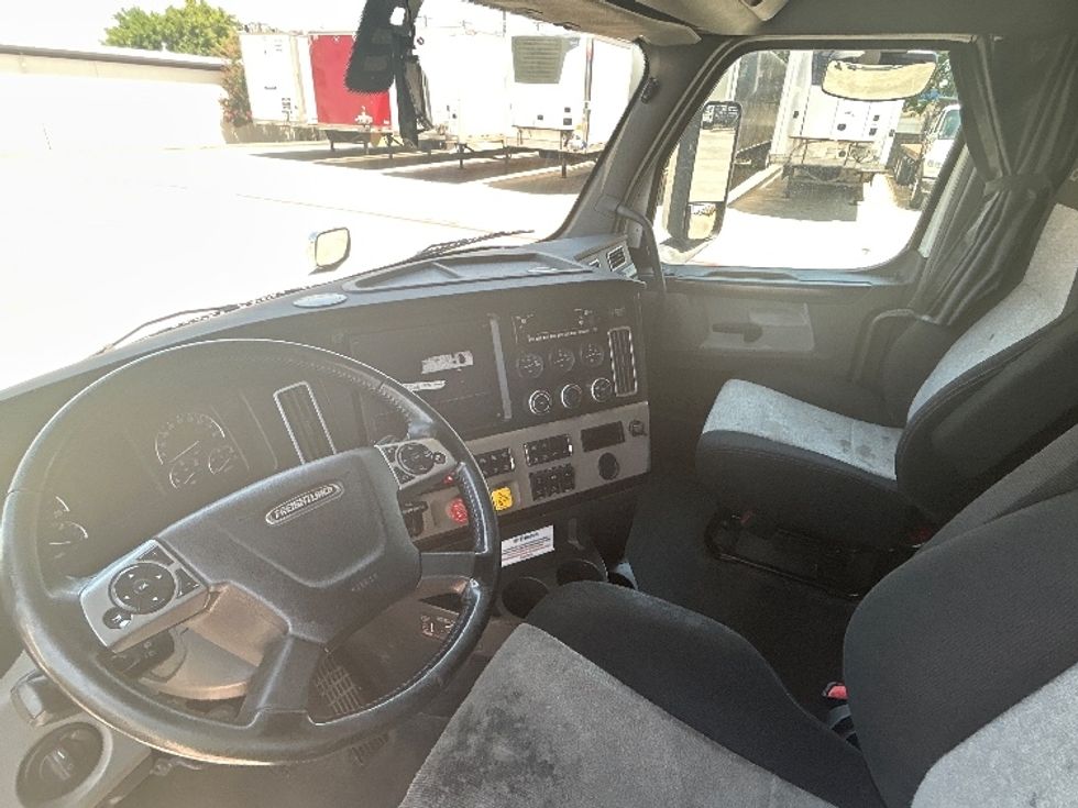 Sleeper Tractor-Heavy Duty Tractors-Freightliner-2020-T12664ST-Carrollton-TX-586,930\n\t\tmiles-$ 63,500 - Image 10