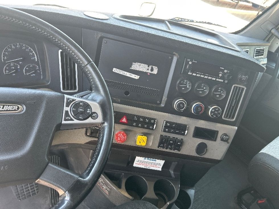 Sleeper Tractor-Heavy Duty Tractors-Freightliner-2020-T12664ST-Carrollton-TX-586,930\n\t\tmiles-$ 63,500 - Image 11