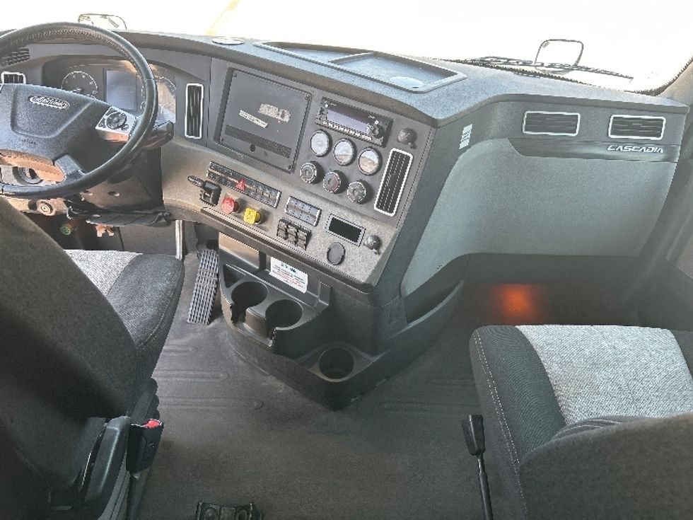 Sleeper Tractor-Heavy Duty Tractors-Freightliner-2020-T12664ST-Carrollton-TX-586,930\n\t\tmiles-$ 63,500 - Image 12