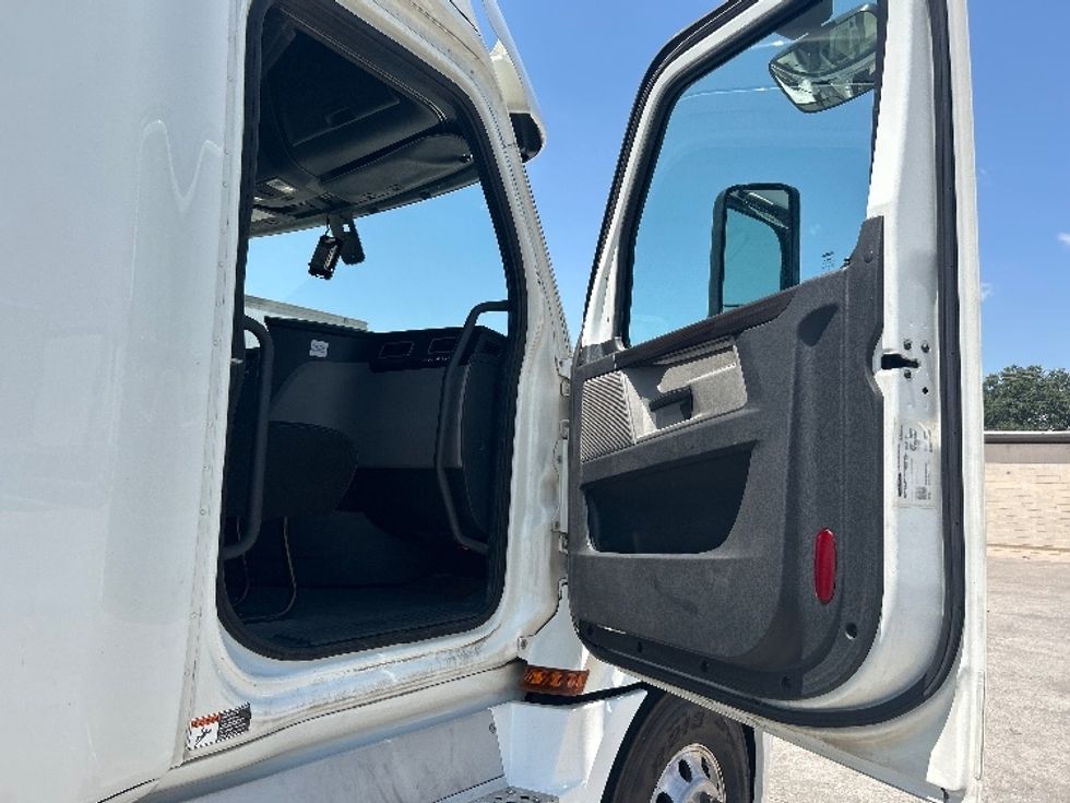Sleeper Tractor-Heavy Duty Tractors-Freightliner-2020-T12664ST-Carrollton-TX-586,930\n\t\tmiles-$ 63,500 - Image 13