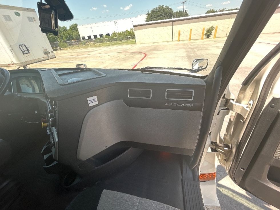 Sleeper Tractor-Heavy Duty Tractors-Freightliner-2020-T12664ST-Carrollton-TX-586,930\n\t\tmiles-$ 63,500 - Image 14