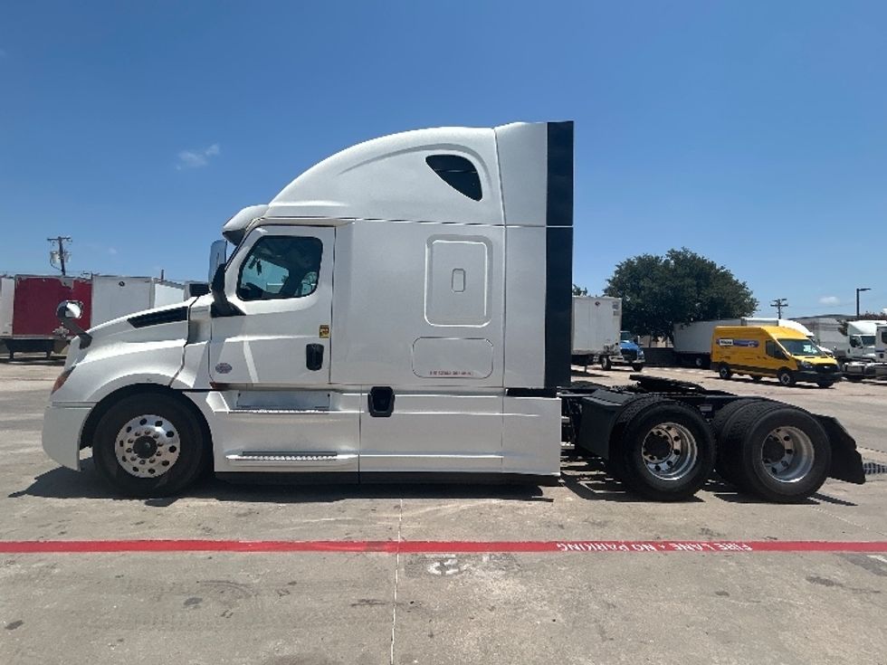 Sleeper Tractor-Heavy Duty Tractors-Freightliner-2020-T12664ST-Carrollton-TX-586,930\n\t\tmiles-$ 63,500 - Image 4