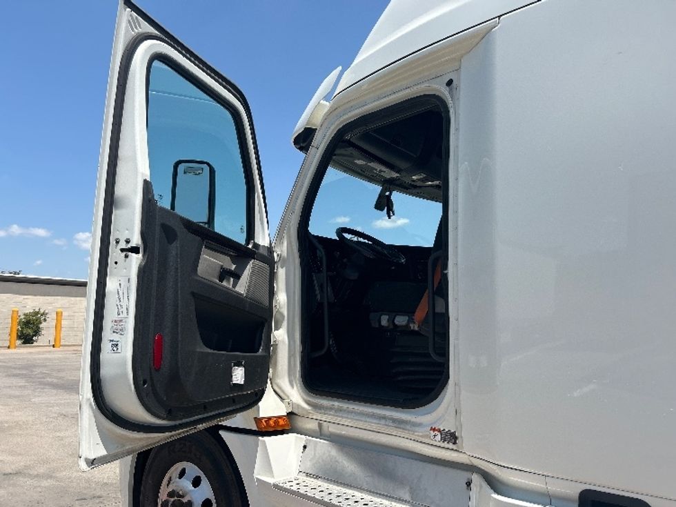 Sleeper Tractor-Heavy Duty Tractors-Freightliner-2020-T12664ST-Carrollton-TX-586,930\n\t\tmiles-$ 63,500 - Image 9