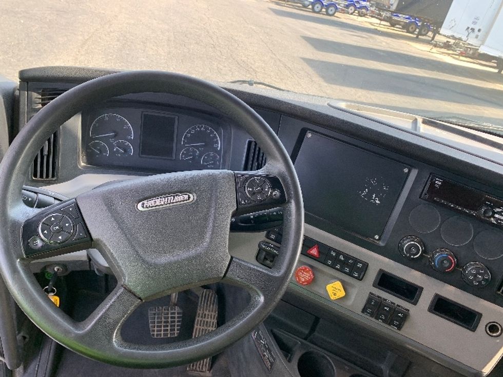 Sleeper Tractor-Heavy Duty Tractors-Freightliner-2020-T12664ST-Charlotte-NC-364,747\n\t\tmiles-$ 61,750 - Image 11
