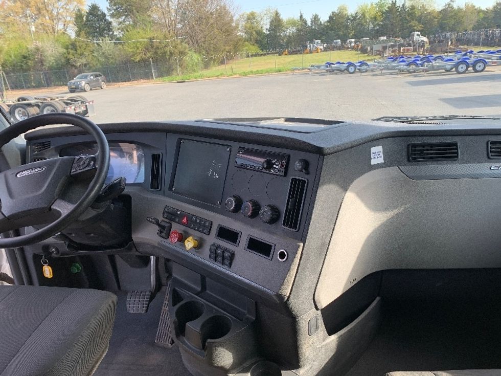 Sleeper Tractor-Heavy Duty Tractors-Freightliner-2020-T12664ST-Charlotte-NC-364,747\n\t\tmiles-$ 61,750 - Image 12
