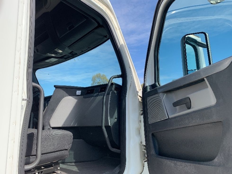 Sleeper Tractor-Heavy Duty Tractors-Freightliner-2020-T12664ST-Charlotte-NC-364,747\n\t\tmiles-$ 61,750 - Image 13