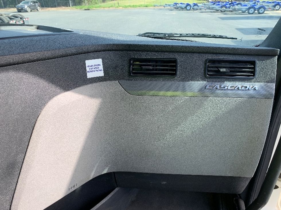 Sleeper Tractor-Heavy Duty Tractors-Freightliner-2020-T12664ST-Charlotte-NC-364,747\n\t\tmiles-$ 61,750 - Image 14