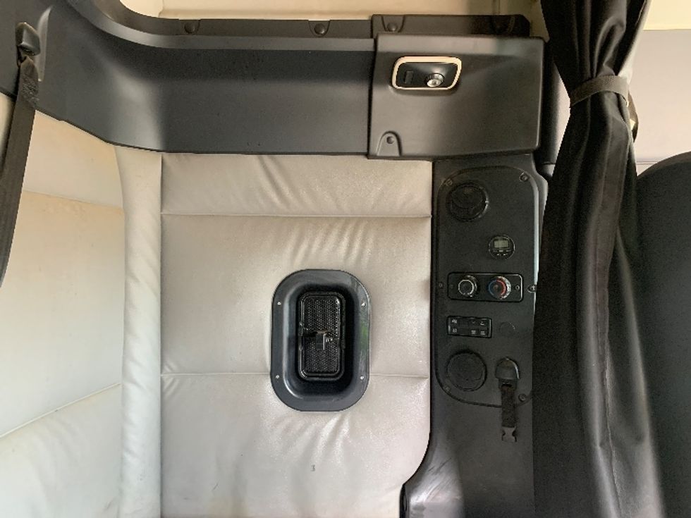 Sleeper Tractor-Heavy Duty Tractors-Freightliner-2020-T12664ST-Charlotte-NC-364,747\n\t\tmiles-$ 61,750 - Image 17