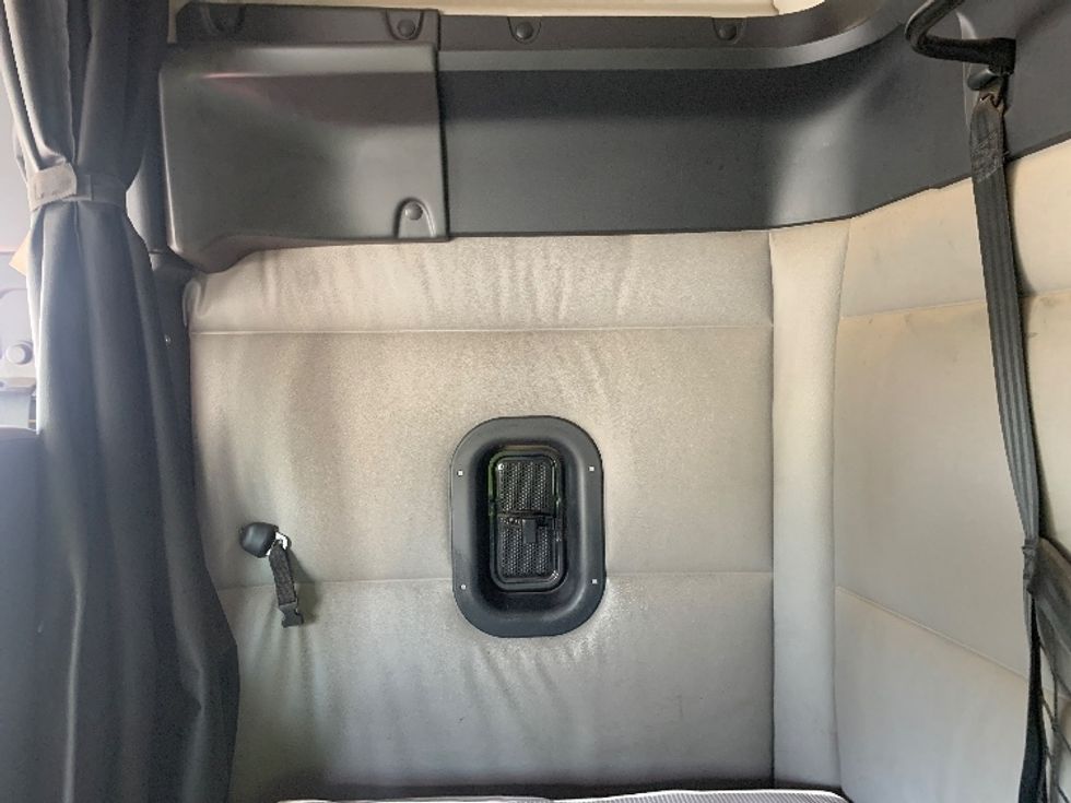 Sleeper Tractor-Heavy Duty Tractors-Freightliner-2020-T12664ST-Charlotte-NC-364,747\n\t\tmiles-$ 61,750 - Image 18