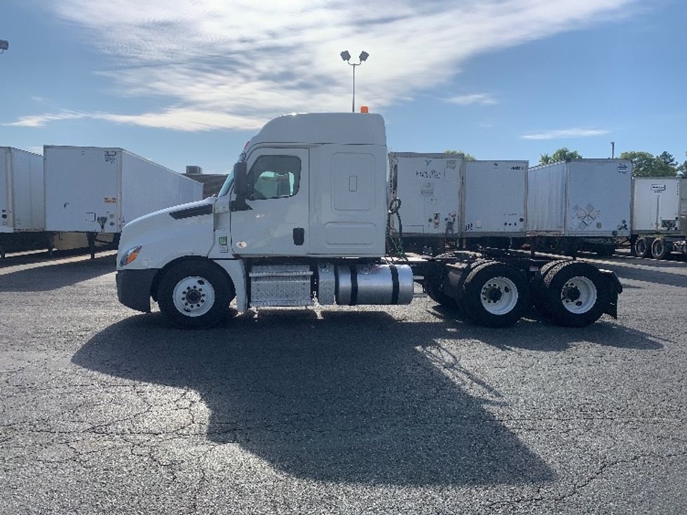 Sleeper Tractor-Heavy Duty Tractors-Freightliner-2020-T12664ST-Charlotte-NC-364,747\n\t\tmiles-$ 61,750 - Image 4