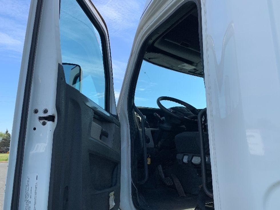 Sleeper Tractor-Heavy Duty Tractors-Freightliner-2020-T12664ST-Charlotte-NC-364,747\n\t\tmiles-$ 61,750 - Image 9