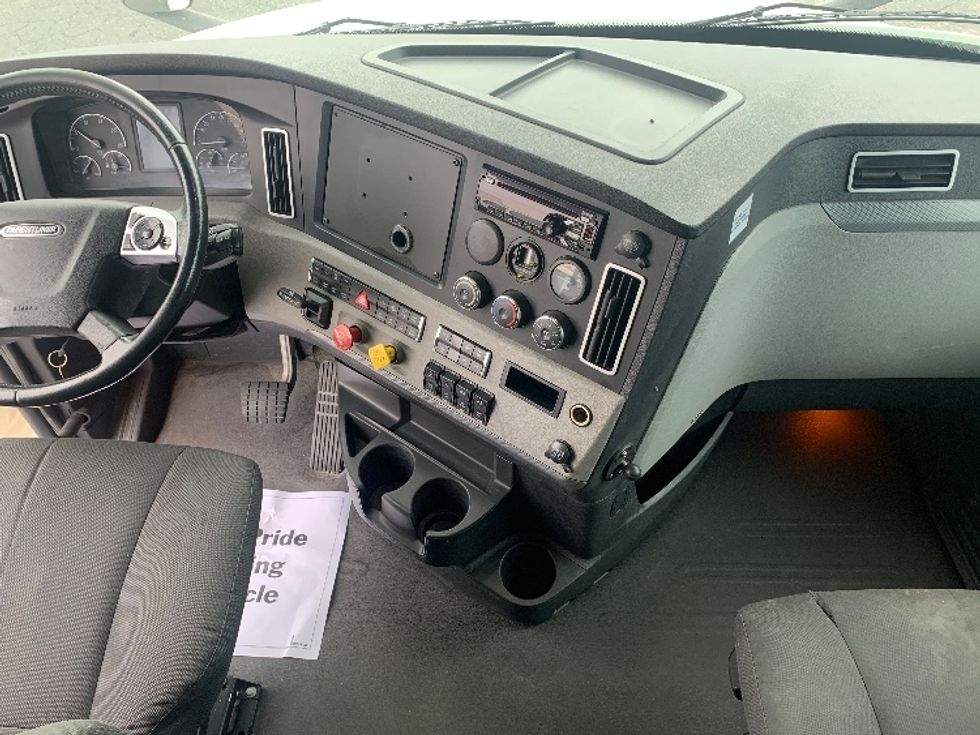 Sleeper Tractor-Heavy Duty Tractors-Freightliner-2020-T12664ST-Charlotte-NC-440,190\n\t\tmiles-$ 68,250 - Image 12