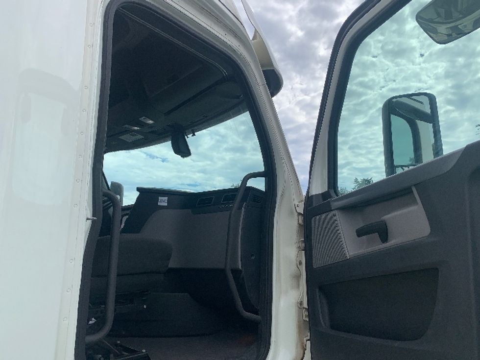 Sleeper Tractor-Heavy Duty Tractors-Freightliner-2020-T12664ST-Charlotte-NC-440,190\n\t\tmiles-$ 68,250 - Image 13