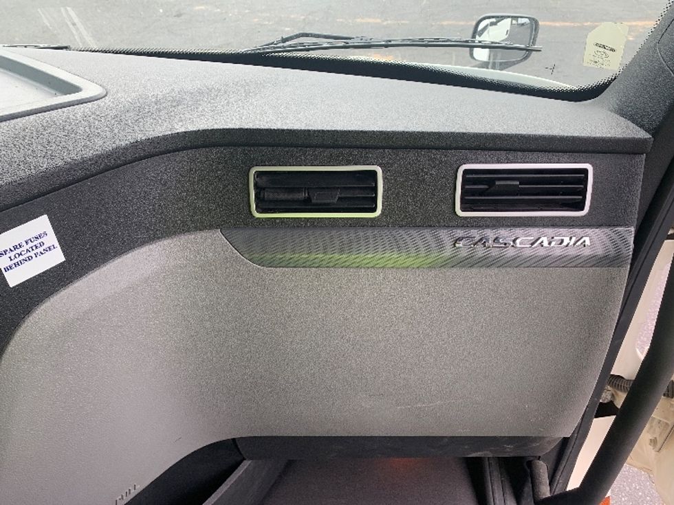 Sleeper Tractor-Heavy Duty Tractors-Freightliner-2020-T12664ST-Charlotte-NC-440,190\n\t\tmiles-$ 68,250 - Image 14