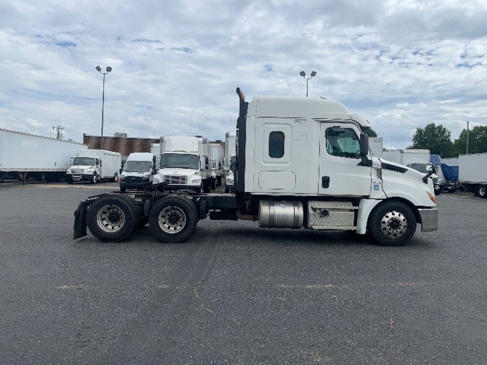 Sleeper Tractor-Heavy Duty Tractors-Freightliner-2020-T12664ST-Charlotte-NC-440,190\n\t\tmiles-$ 68,250 - Image 8