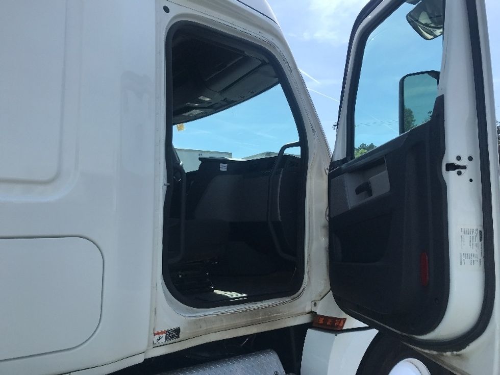 Sleeper Tractor-Heavy Duty Tractors-Freightliner-2020-T12664ST-Charlotte-NC-533,330\n\t\tmiles-$ 50,250 - Image 13