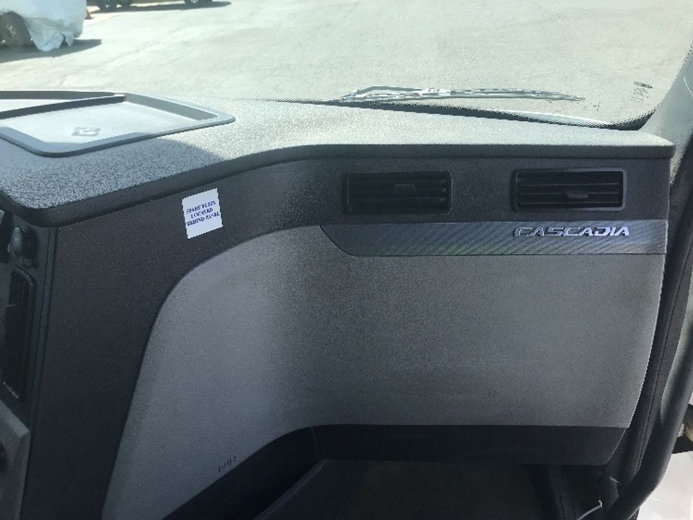 Sleeper Tractor-Heavy Duty Tractors-Freightliner-2020-T12664ST-Charlotte-NC-533,330\n\t\tmiles-$ 50,250 - Image 14