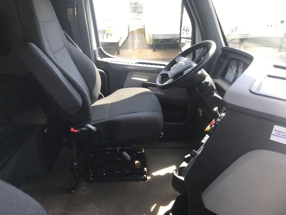 Sleeper Tractor-Heavy Duty Tractors-Freightliner-2020-T12664ST-Charlotte-NC-533,330\n\t\tmiles-$ 50,250 - Image 15