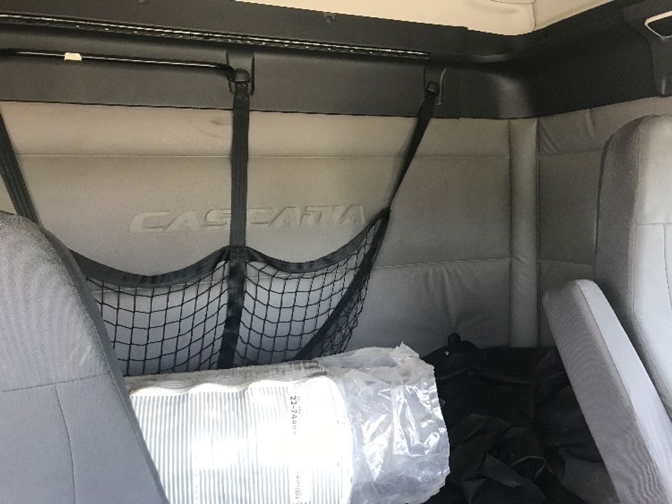 Sleeper Tractor-Heavy Duty Tractors-Freightliner-2020-T12664ST-Charlotte-NC-533,330\n\t\tmiles-$ 50,250 - Image 16