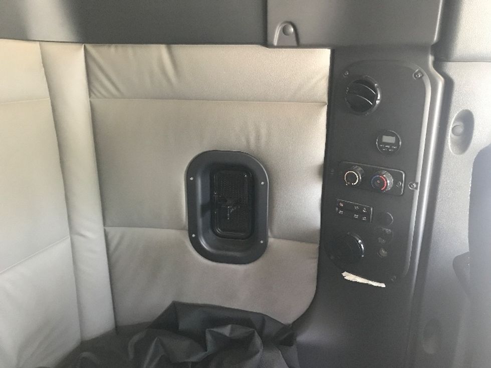 Sleeper Tractor-Heavy Duty Tractors-Freightliner-2020-T12664ST-Charlotte-NC-533,330\n\t\tmiles-$ 50,250 - Image 17