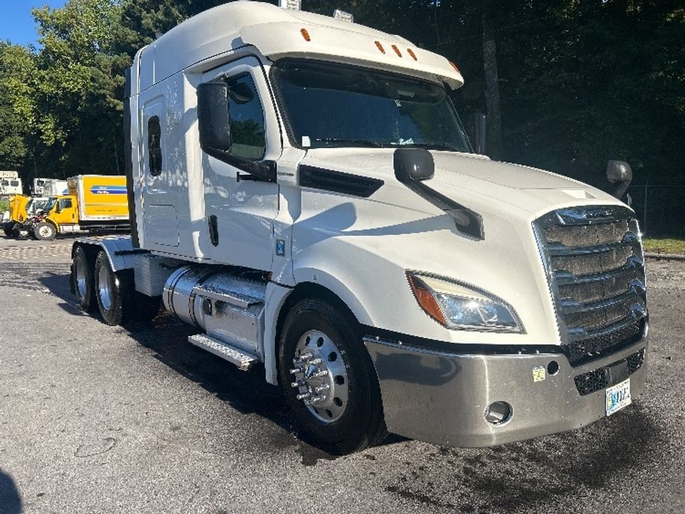 Sleeper Tractor-Heavy Duty Tractors-Freightliner-2020-T12664ST-Chattanooga-TN-318,306\n\t\tmiles-$ 76,500 - Image 1