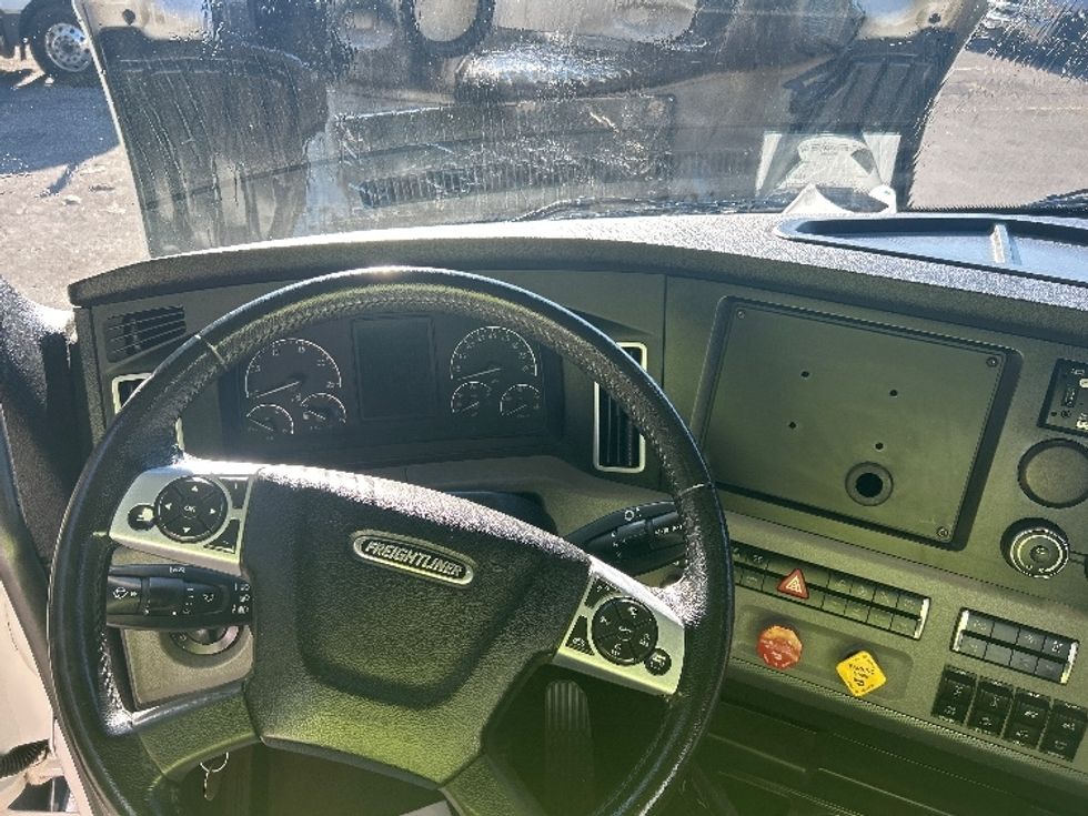 Sleeper Tractor-Heavy Duty Tractors-Freightliner-2020-T12664ST-Chattanooga-TN-318,306\n\t\tmiles-$ 76,500 - Image 11