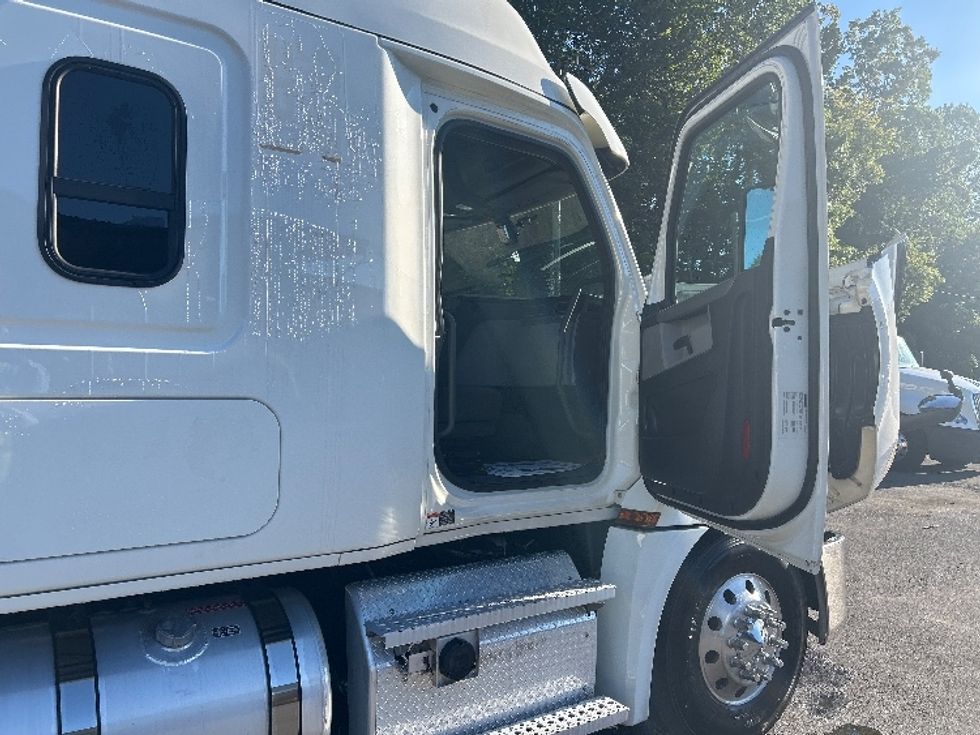 Sleeper Tractor-Heavy Duty Tractors-Freightliner-2020-T12664ST-Chattanooga-TN-318,306\n\t\tmiles-$ 76,500 - Image 13