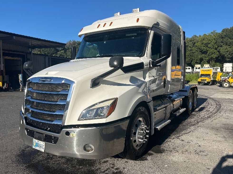 Sleeper Tractor-Heavy Duty Tractors-Freightliner-2020-T12664ST-Chattanooga-TN-318,306\n\t\tmiles-$ 76,500 - Image 3
