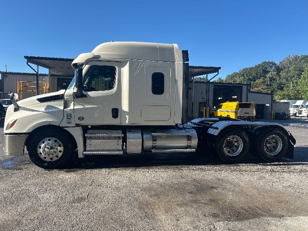 Sleeper Tractor-Heavy Duty Tractors-Freightliner-2020-T12664ST-Chattanooga-TN-318,306\n\t\tmiles-$ 76,500 - Image 4