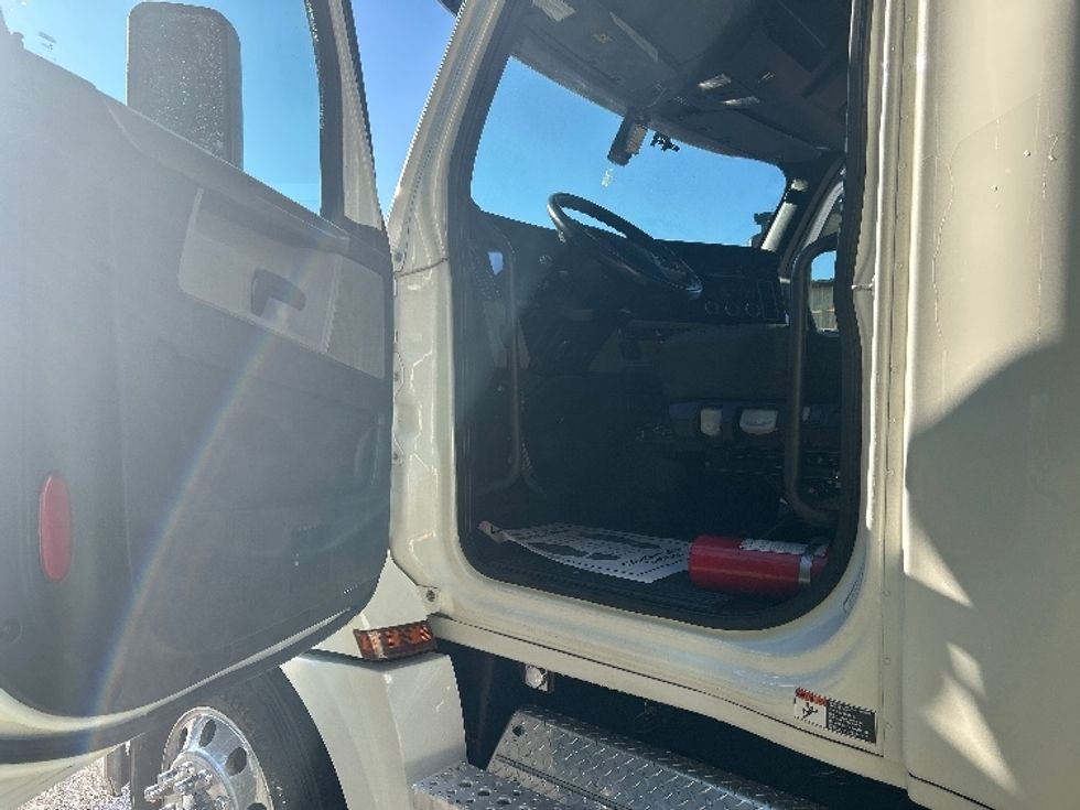 Sleeper Tractor-Heavy Duty Tractors-Freightliner-2020-T12664ST-Chattanooga-TN-318,306\n\t\tmiles-$ 76,500 - Image 9