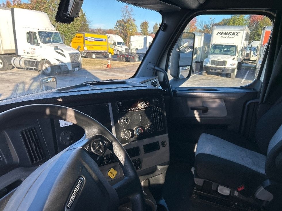 Sleeper Tractor-Heavy Duty Tractors-Freightliner-2020-T12664ST-Chattanooga-TN-359,258\n\t\tmiles-$ 71,750 - Image 10