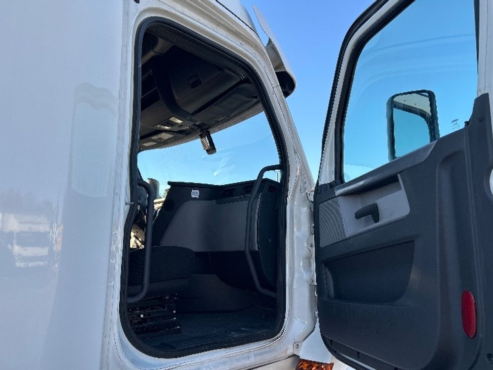Sleeper Tractor-Heavy Duty Tractors-Freightliner-2020-T12664ST-Chattanooga-TN-359,258\n\t\tmiles-$ 71,750 - Image 13