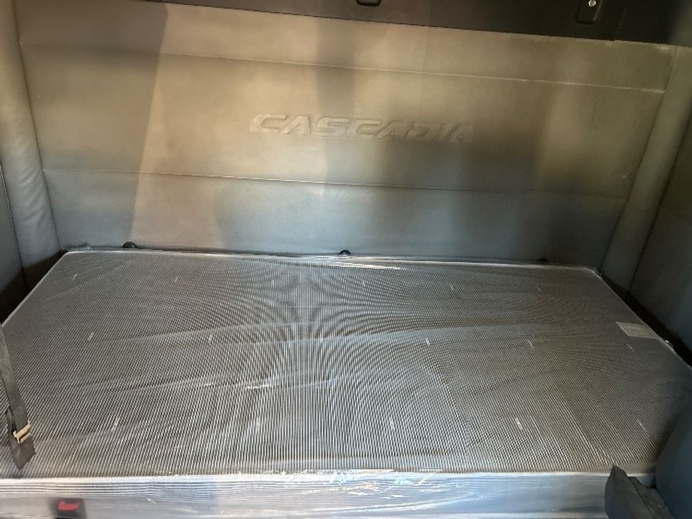 Sleeper Tractor-Heavy Duty Tractors-Freightliner-2020-T12664ST-Chattanooga-TN-359,258\n\t\tmiles-$ 71,750 - Image 16