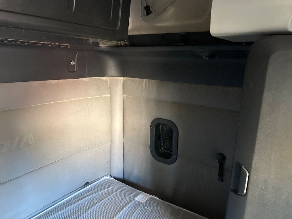 Sleeper Tractor-Heavy Duty Tractors-Freightliner-2020-T12664ST-Chattanooga-TN-359,258\n\t\tmiles-$ 71,750 - Image 18