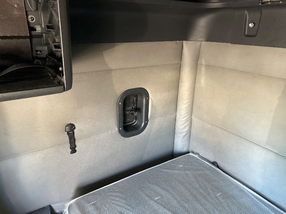 Sleeper Tractor-Heavy Duty Tractors-Freightliner-2020-T12664ST-Chattanooga-TN-359,258\n\t\tmiles-$ 71,750 - Image 19