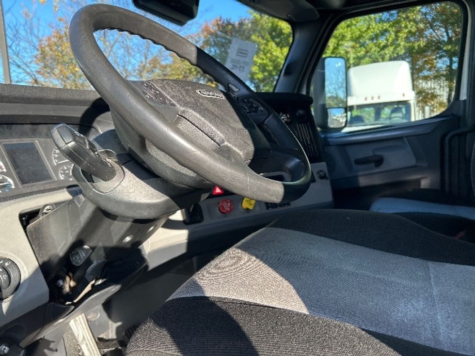 Sleeper Tractor-Heavy Duty Tractors-Freightliner-2020-T12664ST-Chattanooga-TN-405,976\n\t\tmiles-$ 68,250 - Image 10