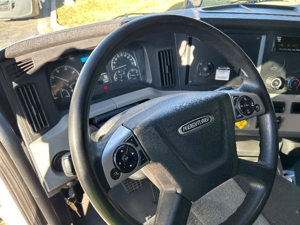 Sleeper Tractor-Heavy Duty Tractors-Freightliner-2020-T12664ST-Chattanooga-TN-405,976\n\t\tmiles-$ 68,250 - Image 11