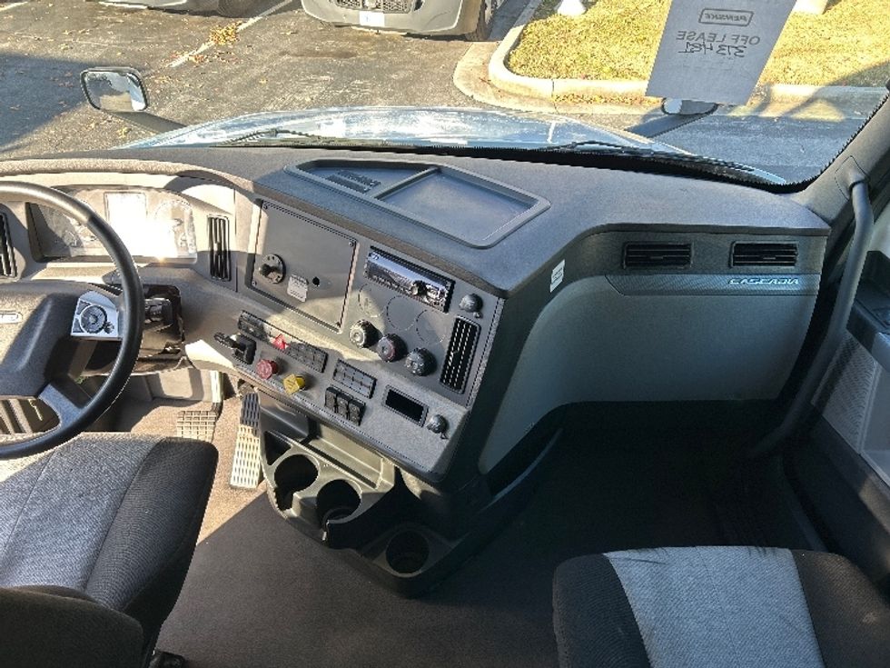 Sleeper Tractor-Heavy Duty Tractors-Freightliner-2020-T12664ST-Chattanooga-TN-405,976\n\t\tmiles-$ 68,250 - Image 12