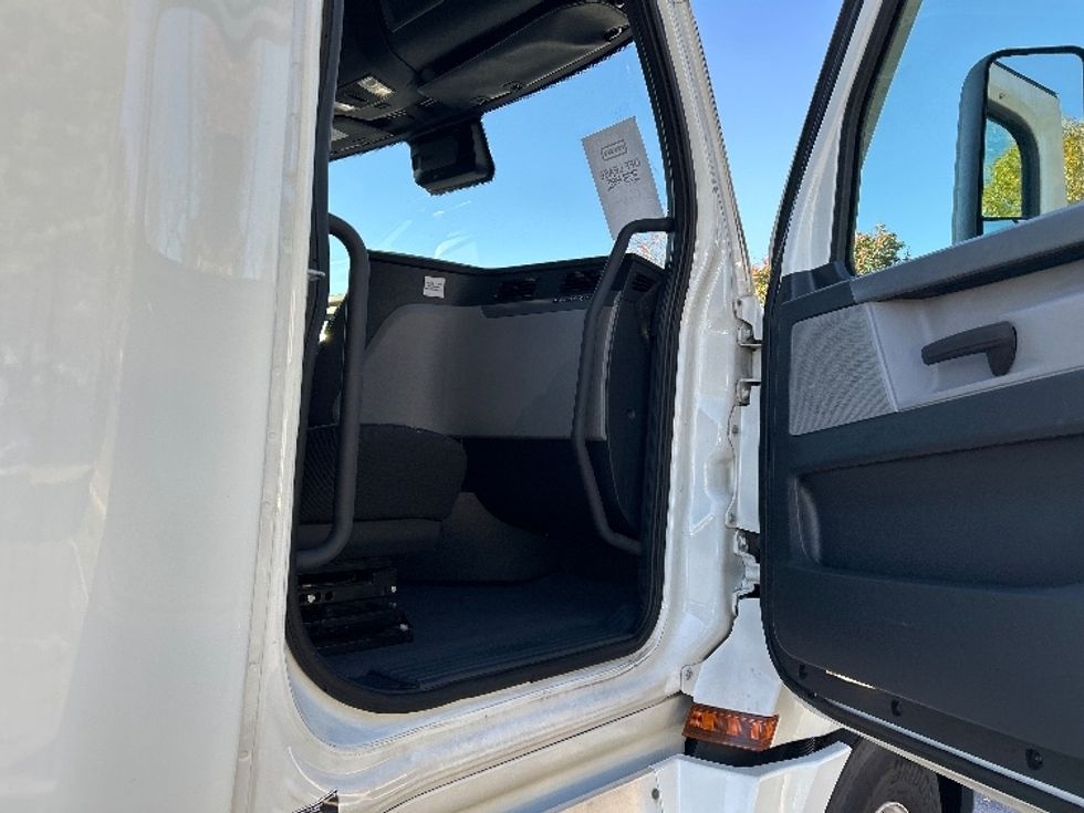 Sleeper Tractor-Heavy Duty Tractors-Freightliner-2020-T12664ST-Chattanooga-TN-405,976\n\t\tmiles-$ 68,250 - Image 13