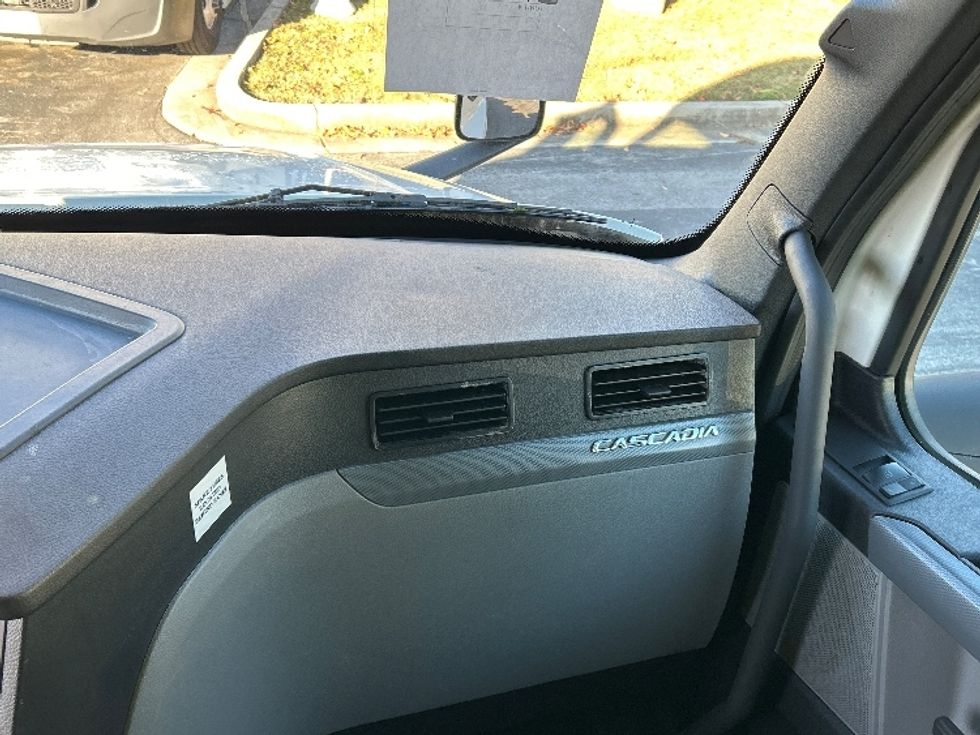 Sleeper Tractor-Heavy Duty Tractors-Freightliner-2020-T12664ST-Chattanooga-TN-405,976\n\t\tmiles-$ 68,250 - Image 14