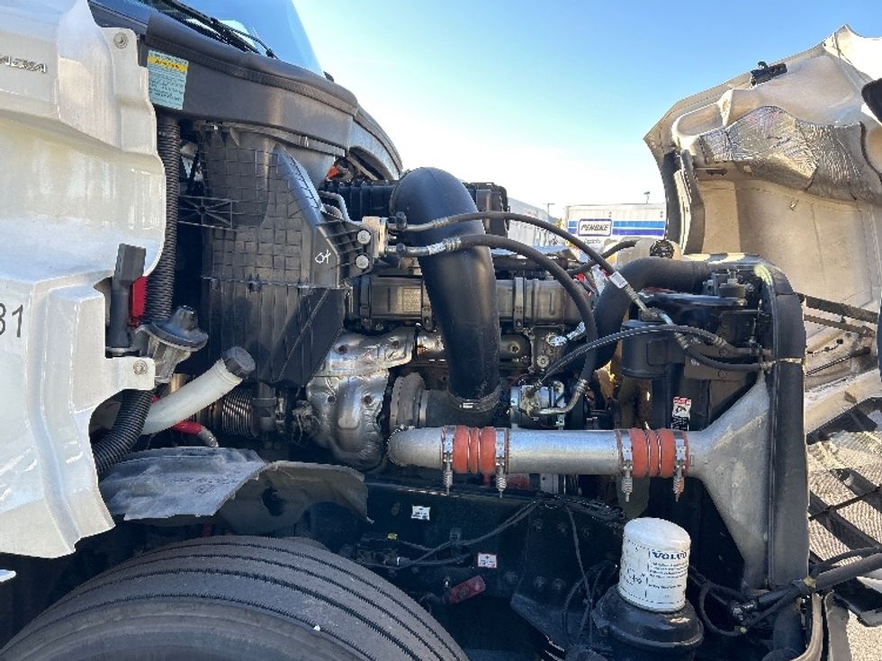 Sleeper Tractor-Heavy Duty Tractors-Freightliner-2020-T12664ST-Chattanooga-TN-405,976\n\t\tmiles-$ 68,250 - Image 19