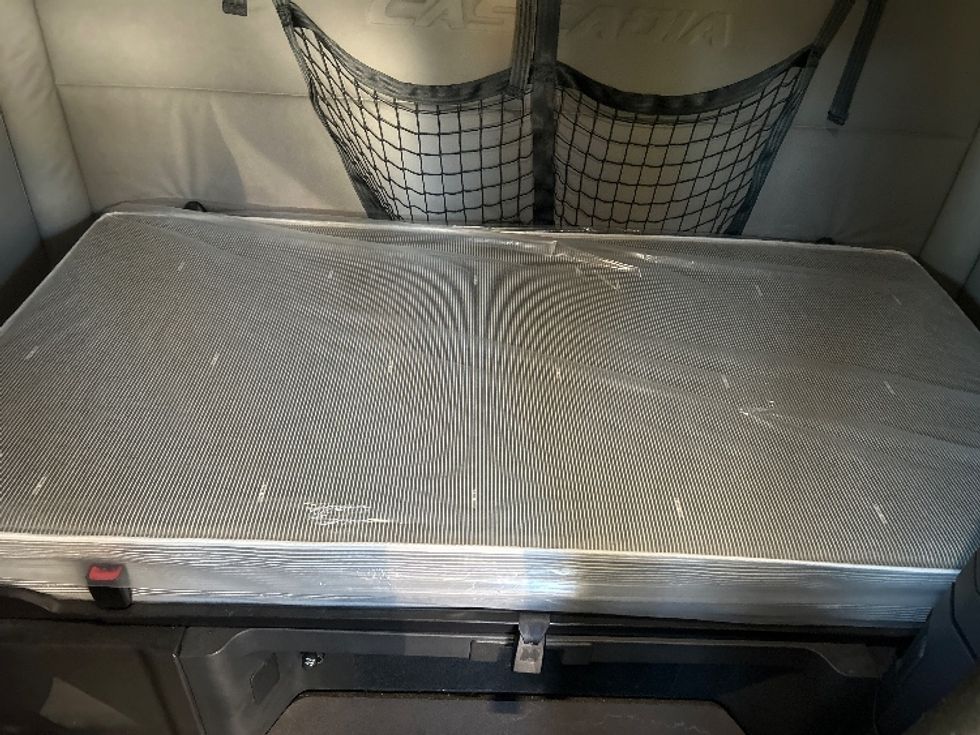 Sleeper Tractor-Heavy Duty Tractors-Freightliner-2020-T12664ST-Chattanooga-TN-405,976\n\t\tmiles-$ 68,250 - Image 20