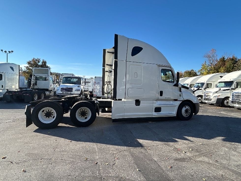 Sleeper Tractor-Heavy Duty Tractors-Freightliner-2020-T12664ST-Chattanooga-TN-405,976\n\t\tmiles-$ 68,250 - Image 8