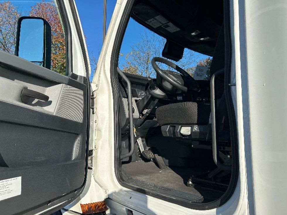 Sleeper Tractor-Heavy Duty Tractors-Freightliner-2020-T12664ST-Chattanooga-TN-405,976\n\t\tmiles-$ 68,250 - Image 9