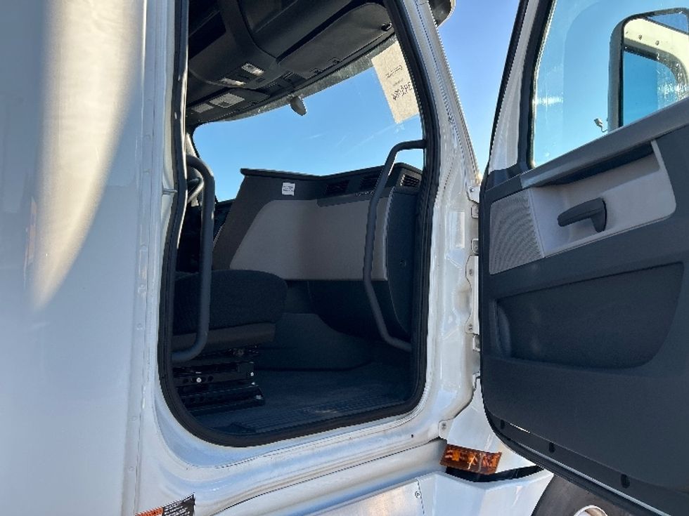 Sleeper Tractor-Heavy Duty Tractors-Freightliner-2020-T12664ST-Chattanooga-TN-423,395\n\t\tmiles-$ 68,500 - Image 13