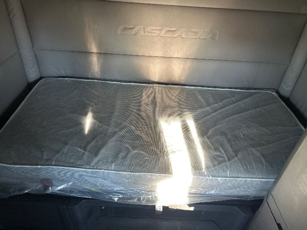 Sleeper Tractor-Heavy Duty Tractors-Freightliner-2020-T12664ST-Chattanooga-TN-423,395\n\t\tmiles-$ 68,500 - Image 16