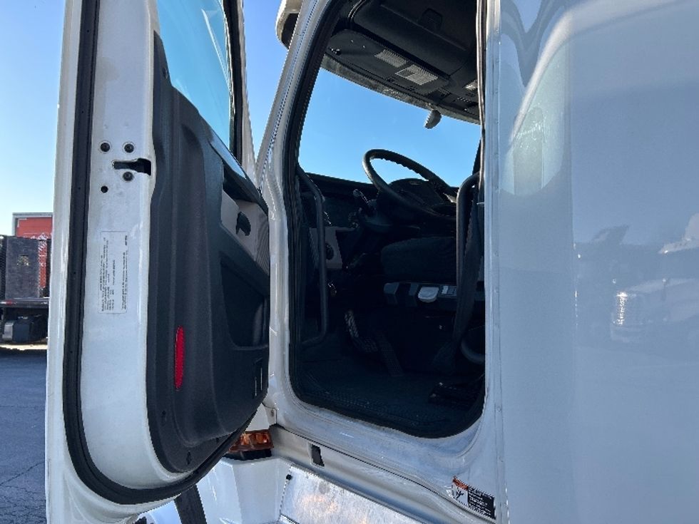 Sleeper Tractor-Heavy Duty Tractors-Freightliner-2020-T12664ST-Chattanooga-TN-423,395\n\t\tmiles-$ 68,500 - Image 9
