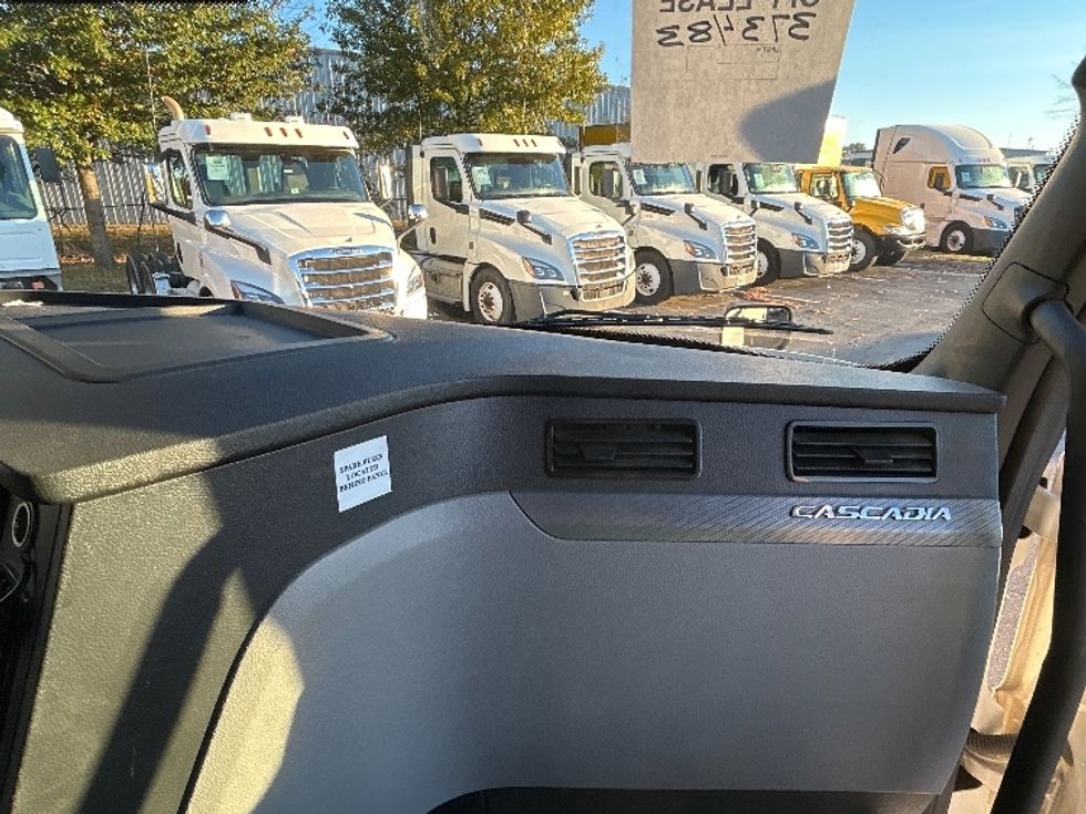 Sleeper Tractor-Heavy Duty Tractors-Freightliner-2020-T12664ST-Chattanooga-TN-465,498\n\t\tmiles-$ 65,250 - Image 14