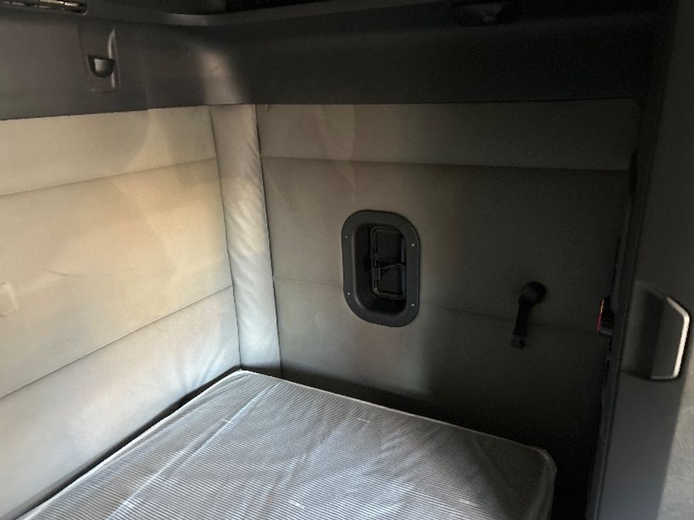 Sleeper Tractor-Heavy Duty Tractors-Freightliner-2020-T12664ST-Chattanooga-TN-465,498\n\t\tmiles-$ 65,250 - Image 18